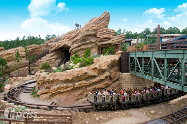 灰熊山谷是迪士尼樂園今年7月新推出的主題園區。（圖片提供／香港迪士尼樂園）