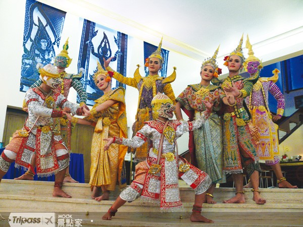 透過舞台聲光效果與傳統舞蹈，將泰國的民俗風情以更為多元的方式呈現。（圖片提供／墨刻編輯部）