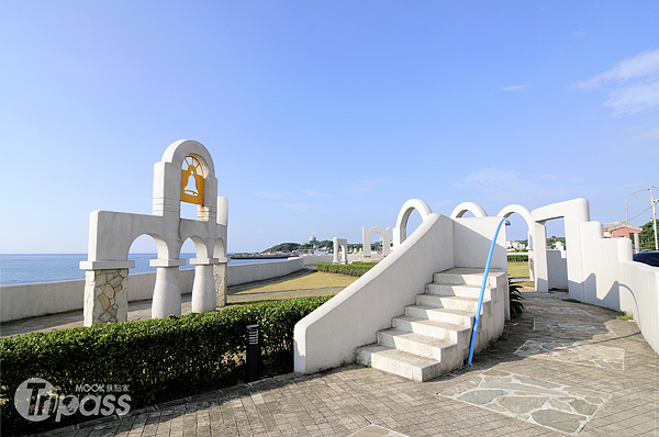 以白色為基調的建築，營造出希臘海岸般的浪漫風情。（攝影／MOOK景點家旅遊生活網陳冠鑫）