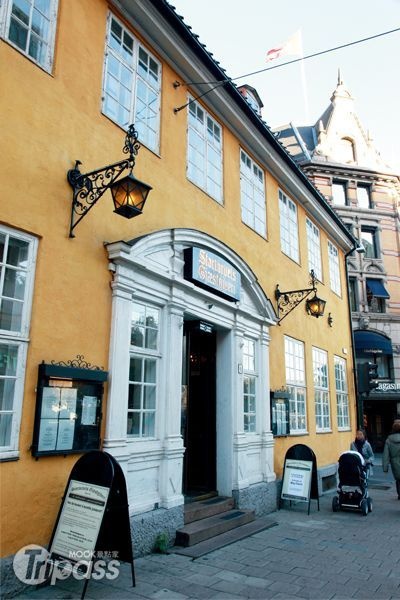 Stortorvets Gjaestgiveri分為咖啡廳與餐廳兩區，不同的餐點類型讓饕客可享受不同的好味道。（圖片提供／墨刻編輯部）