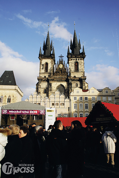 位於舊城廣場上的提恩教堂，堪稱布拉格的地標。（圖片提供／墨刻編輯部）