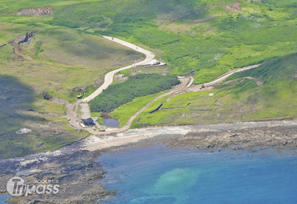 原震洋特攻隊基地──望安鴛鴦窟空照圖。（圖片提供／澎湖國家風景區管理處）