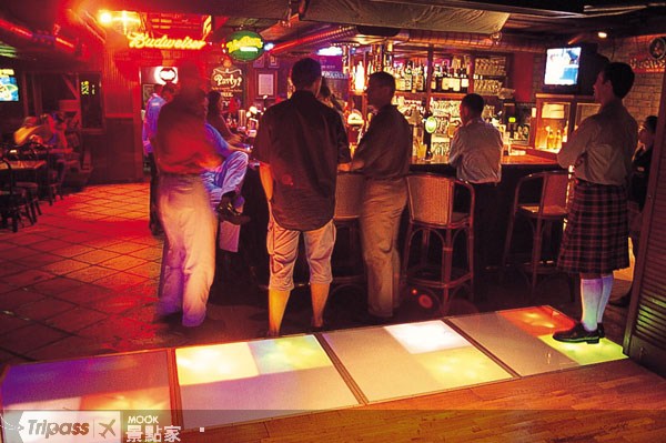 喜愛夜生活的遊客，千萬不可錯過酒吧林立的蘭桂坊。（圖片提供／墨刻編輯部）