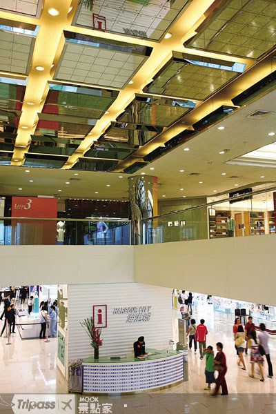 擁有超過700間店鋪的海港城，為全港規模最大的購物中心。（圖片提供／墨刻編輯部）