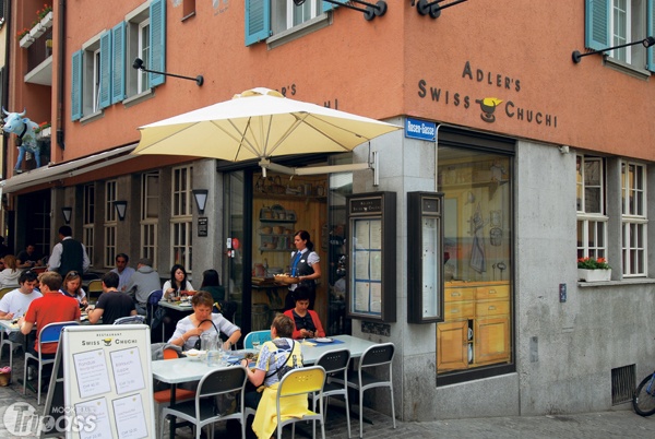 街頭難以尋覓的瑞士家常美味，吸引許多當地人前往品嚐。（圖片提供／墨刻編輯部）