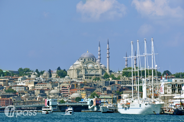 伊斯坦堡中間橫跨博斯普魯斯海峽，主要歷史景點位在亞洲區。（圖片提供／Zoe Lee）