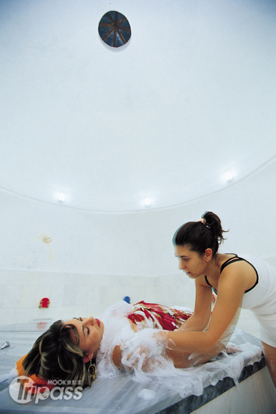 土耳其浴男女生的浴池是分開的，刷洗也是由女服務員幫女客人服務。（圖片提供／墨刻編輯部）