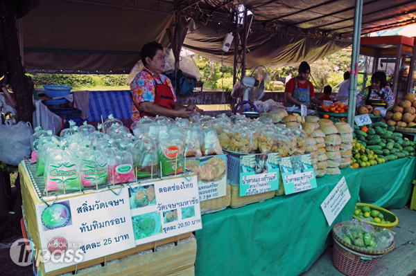泰國市場展售食品、生鮮蔬果及日常用品等，最是能一探在地生活的好去處。（攝影／MOOK景點家旅遊生活網李欣怡）