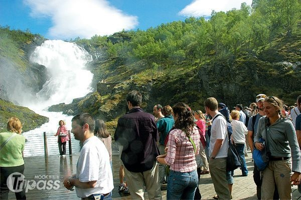 弗拉姆高山小火車的路線是世界最陡的一段，途經Kjosfossen瀑布，列車會停下讓遊客拍照。（圖片提供／墨刻編輯部）