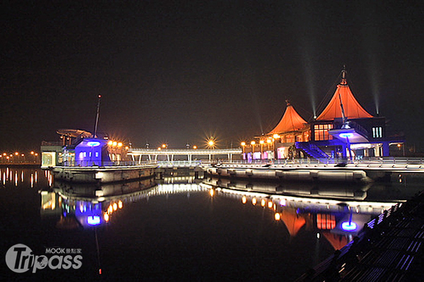 夜色絢麗的興達港情人碼頭，為茄萣區熱門景點。（圖片提供／高雄市政府海洋局）