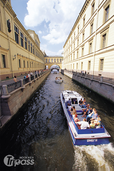 每年5～9月才能行船的運河旅遊，想體驗的遊客務必把握時間。（圖片提供／墨刻編輯部）
