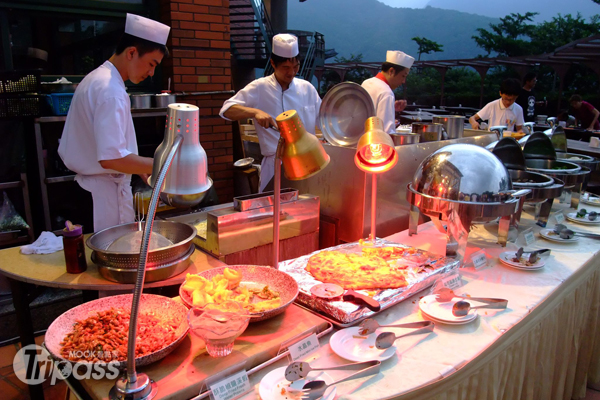 陽明山天籟溫泉會館夏季限定露天海陸總匯BBQ晚餐，中秋節訂席已至七成。