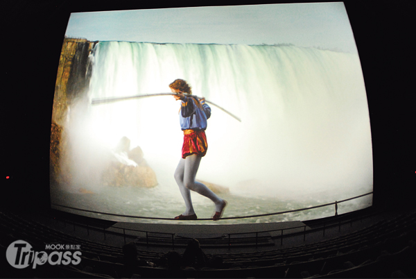 透過IMAX巨大的電影螢幕，欣賞曾經在瀑布中發生的歷史往事。（圖片提供／墨刻編輯部）