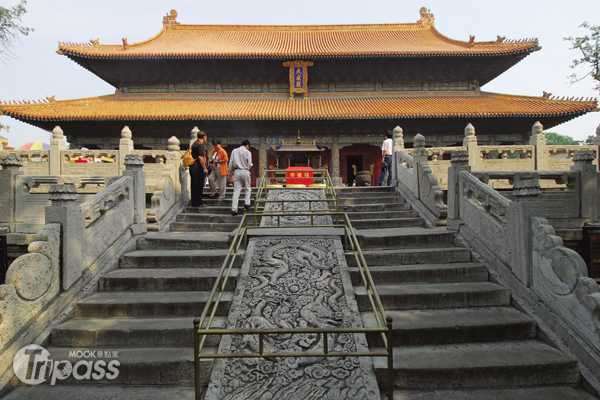 位於山東孔廟是歷代王公祭祀孔子之地，建築仿皇宮格局，孔廟、孔府與孔林都在同一區，孔子後代在1949年隨國民政府遷來台後這裡便非孔家所有，目前已被列為世界文化遺產。（圖片提供／墨刻編輯部）