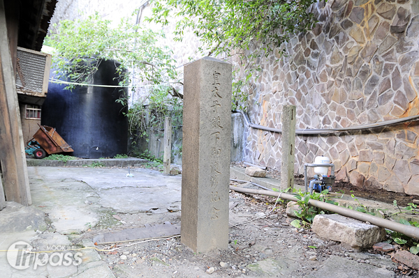 瀧乃湯庭院立著的石碑，為皇太子曾親臨浴場的證明。（攝影／MOOK景點家旅遊生活網陳冠鑫）