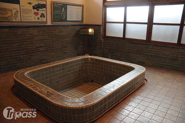 曾為日本軍官俱樂部的北投文物館，仍保留日治時期的浴池供民眾參觀。（攝影／MOOK景點家旅遊生活網李欣怡）