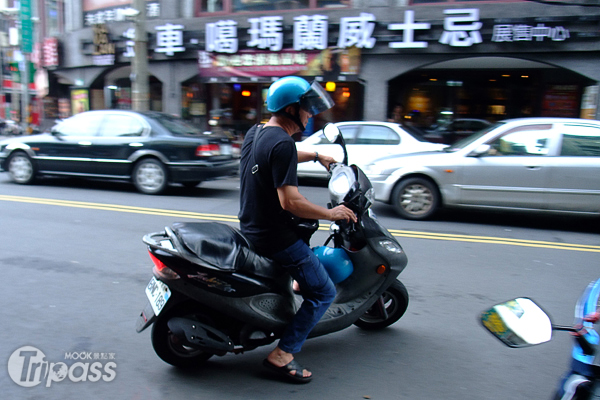 北投地區特有的機車「限時專送」，不分天候或假日，一通電話，立即出動！（攝影／MOOK景點家旅遊生活網陳冠鑫）