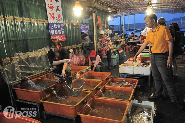 夜幕低垂之際，是民眾前來品嚐秋蟹美味的高峰時段。（攝影／MOOK景點家旅遊生活網陳冠鑫）