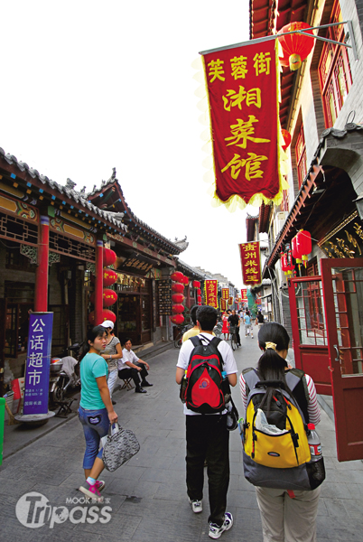 民國時期芙蓉街曾盛極一時，書店、照相館林立，如今則進駐各地風味餐廳。（圖片提供／墨刻編輯部）