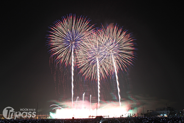 今年國內外共計15隊參賽，每隊煙火施放時間長達20分鐘，精彩可期。（圖片提供／苗栗縣政府提供、邱治濱攝）