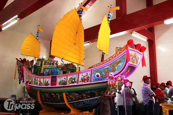 琉球鄉三隆宮王船歷時兩個月打造，已於今年7月舉行進水典禮。（圖片提供／屏東縣政府）