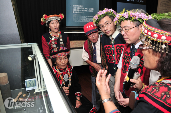 開展當日獅子鄉鄉民特地前來參觀祖先古文物。（圖片提供／國立台灣博物館）