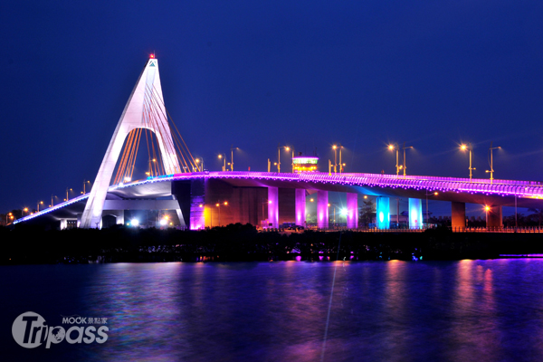 鵬灣跨海大橋光雕點燈音樂會於10/13舉行過後，之後每天從18時至21時的整點，在跨海大橋都有會5分鐘的燈光秀登場。（圖片提供／大鵬灣風景區管理處）