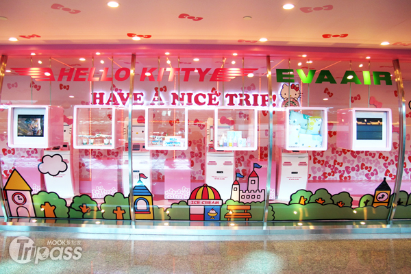 長榮航空推出以Hello Kitty為主題的一系列搭機體驗，包括機上用品、餐點、護照等，非常受到遊客喜愛。（圖片提供／桃園國際機場）