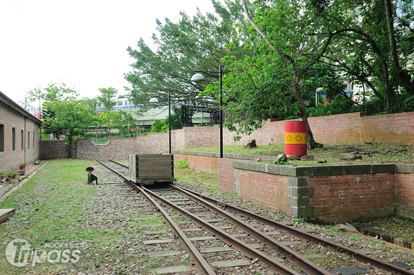 園區內的鐵道為用與台車，用以模擬早年列車連結路線與輸油位置。（攝影／MOOK景點家旅遊生活網陳冠鑫）