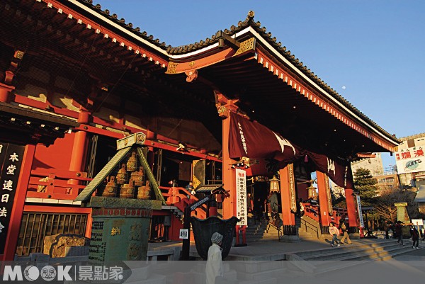 日本新年期間，淺草寺總是擠滿前來祈福的人潮。（圖片提供／墨刻編輯部）