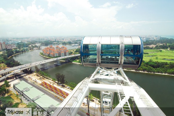 新加坡航空與勝安航空此次推出的過境隨意行，將免費贈送著名的摩天觀景輪等14處景點門票。（圖片提供／墨刻編輯部）