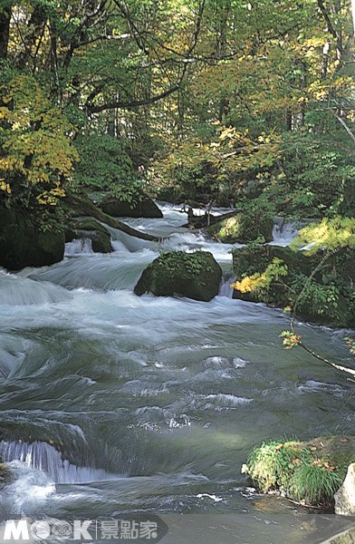楓紅與溪流，是風景攝影愛好者最喜愛的題材之一。（圖片提供／墨刻編輯部）