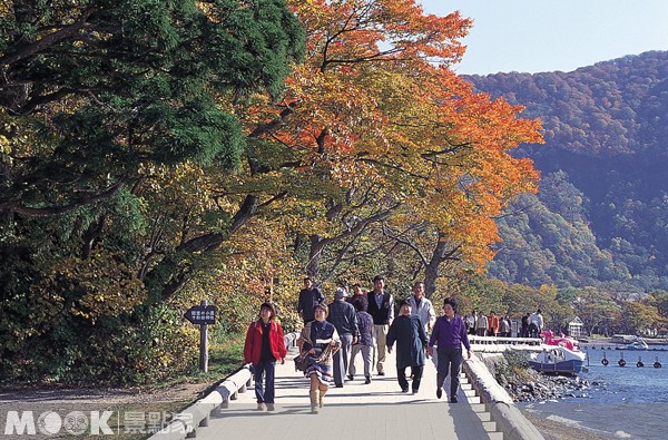 四季變化風情萬種的十和田湖，除了是賞櫻的好地方，更是秋楓的熱門景點。（圖片提供／墨刻編輯部）