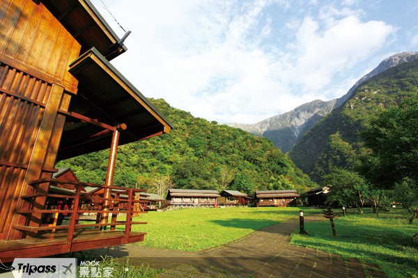 花蓮山月邨四面環山，立霧溪旁切而過，景觀極具住宿價值且無可取代。（圖片提供／墨刻編輯部）