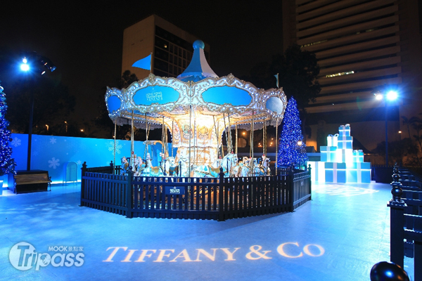 在香港繽紛冬日節期間，遊客可見由Tiffany &amp; Co.贊助華麗的旋轉木馬燈飾。（圖片提供／香港旅遊發展局）