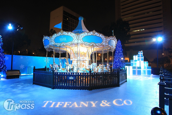 在香港繽紛冬日節期間，遊客可見由Tiffany & Co.贊助華麗的旋轉木馬燈飾。（圖片提供／香港旅遊發展局）