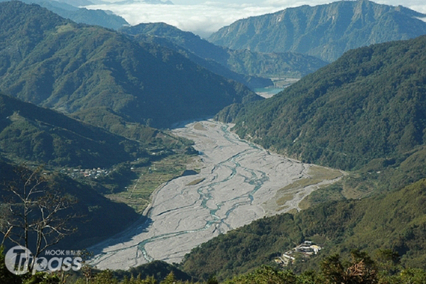 自高處俯瞰眺望遠方山巒美景，令人心曠神怡。（圖片提供／雪霸國家公園管理處）