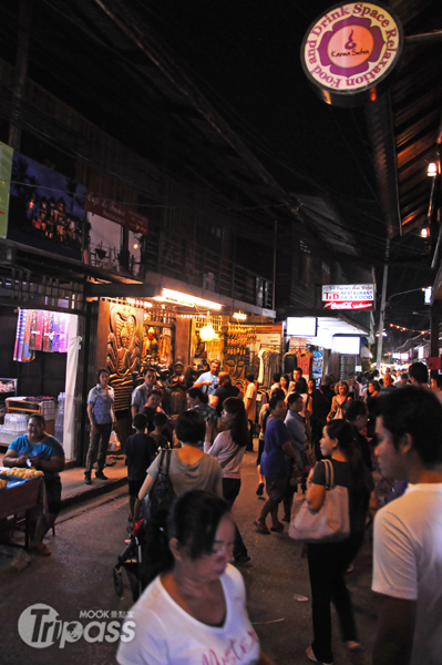 夜晚的市集裡，無數攤販及商家排滿街道兩旁，滿足大家吃喝玩買的想望。（攝影／MOOK景點家旅遊生活網李欣怡）