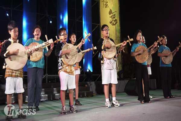 恆春國際民謠音樂節集合各鄉鎮民謠，以吟唱方式傳遞在地文化。（圖片提供／屏東縣政府文化處）