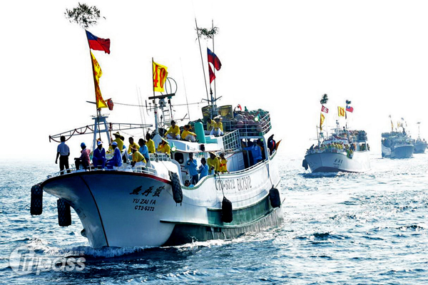 漁隊結隊「逡港腳」是琉球迎王平安祭典特有的活動。（圖片提供／屏東縣政府）