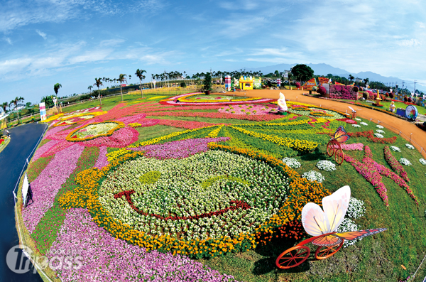 圖為2011台中國際花毯節照片，現場以色彩繽紛的花卉塑造成各類可愛圖案，吸引遊客目光。（圖片提供／台中市政府觀光旅遊局）