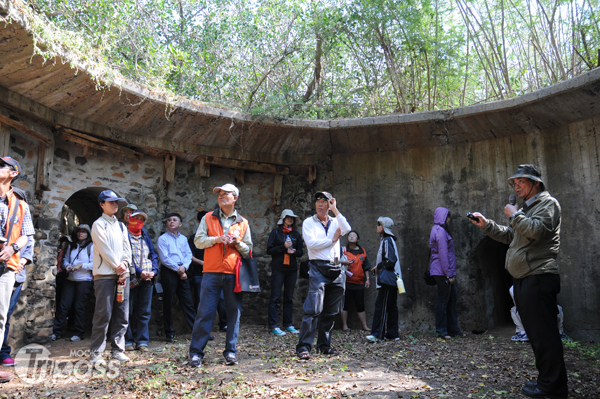 為推廣澎湖軍事觀光，當地邀請曾在西嶼東昌、東台營區當兵的人回營區說故事。（圖片提供／澎湖國家風景區管理處）