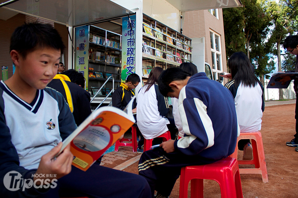 學童們人手一書，聚精會神地閱讀著。（圖片提供／台中市政府文化局）
