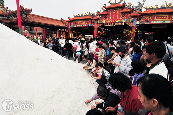 一年一度的鯤鯓王平安鹽祭活動，即將於11月17、18日在南鯤鯓代天府前廣場登場。（圖片提供／雲嘉南濱海國家風景區管理處）