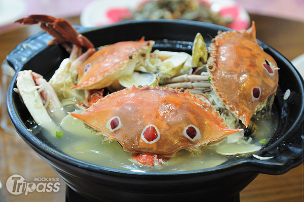 集結吻仔魚、蛤蜊與螃蟹精華的沙鍋蟹肉粥，堪稱海鮮粥的一品。（攝影／MOOK景點家旅遊生活網陳冠鑫）