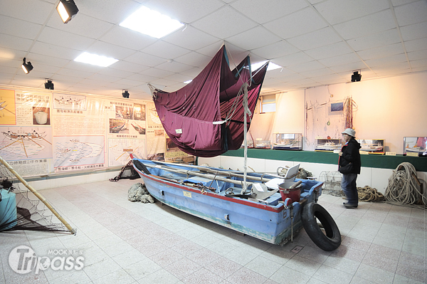 漁村生活館內保存的古早漁船。（攝影／MOOK景點家旅遊生活網陳冠鑫）