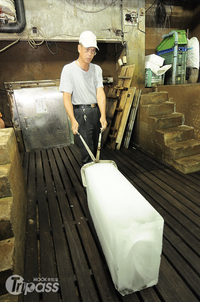 重達135公斤的大型冰磚，需以鉗具夾住方能拖行。（攝影／MOOK景點家旅遊生活網陳冠鑫）