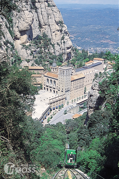 蒙瑟瑞特山上建了一座聖母修道院。（圖片提供／墨刻編輯部）