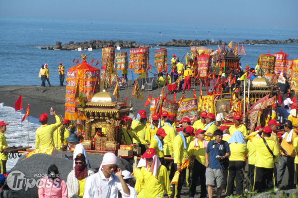 屏東縣南州鄉溪州代天府迎王祭今天在海邊舉行請王儀式，整個慶典將持續到週六。（圖片提供／屏東縣政府）

