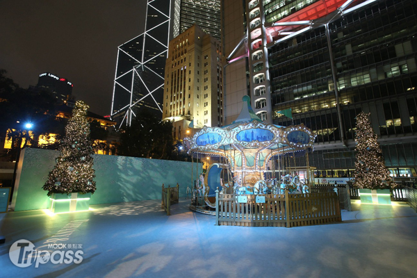 6層樓的Tiffany大型聖誕樹將在中環與民眾一起過耶誕。（圖片提供／香港旅遊局）